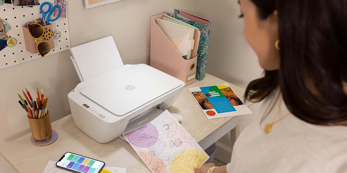 Mujer trabajando en computadora all in one HP